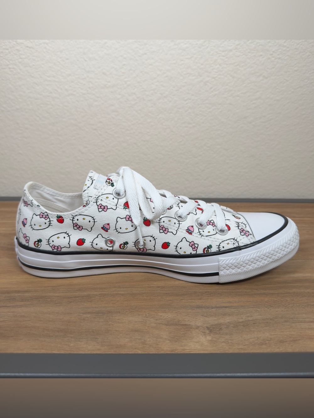 Converse Chuck Taylor Hello Kitty Low Top White Shoes 163916F Women's 8 Men's 6 - Picture 7 of 16